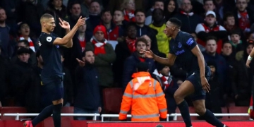 Primero el baile y luego asistencia de Yerry Mina vs. Arsenal