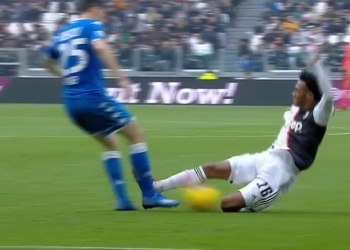 Patada de Juan Cuadrado contra Brescia. ¿Era roja?