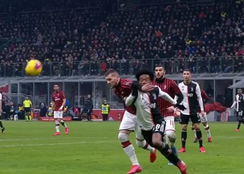 ¡Codazo de Rebic a Juan Guillermo Cuadrado!