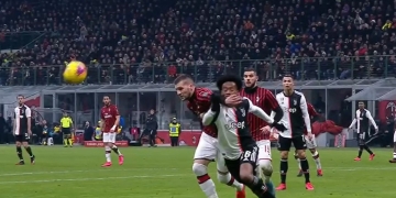 ¡Codazo de Rebic a Juan Guillermo Cuadrado!