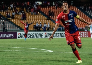 Andrés Ricaurte se mantiene en forma en su hogar