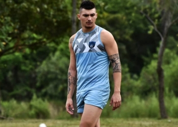 Carlos Monges ya viste de Rojo