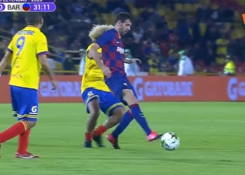 ¡Planchazo del Pibe Valderrama a leyenda del Barcelona!