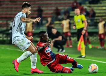 Édgar Méndez sobre Yulián Gómez: «En 4 o 5 meses va a estar en el terreno de juego»