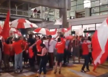¡Impresionante recibimiento a América de Cali en Santiago de Chile!
