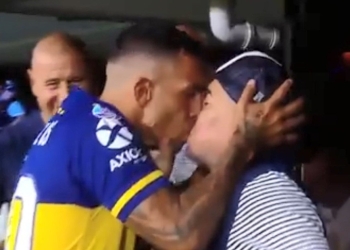 El beso entre Carlos Tévez y Diego Maradona