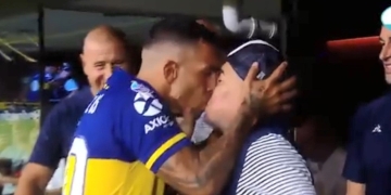 El beso entre Carlos Tévez y Diego Maradona