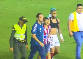 Gabigol le regaló sus guayos a un hincha del Junior