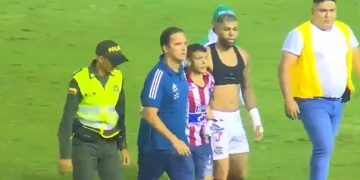 Gabigol le regaló sus guayos a un hincha del Junior