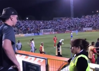 Hincha de Universidad Católica insulta a jugadores de América hasta que…