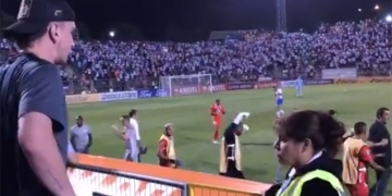 Hincha de Universidad Católica insulta a jugadores de América hasta que…