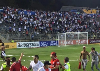 ¿Por qué hinchas de América terminaron dentro de la cancha de Universidad Católica?