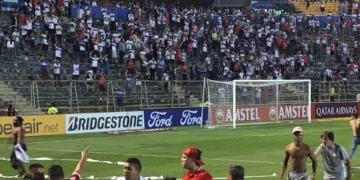 ¿Por qué hinchas de América terminaron dentro de la cancha de Universidad Católica?