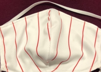 ¡Convirtieron uniformes de béisbol en tapabocas contra el coronavirus!