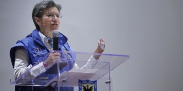 Claudia López reconoció su error al salir de compras con su esposa