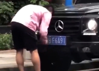 ¡El futbolista que alteró la placa de su auto para violar la ley!