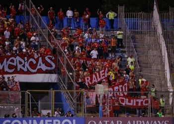 Desalojan a hinchas de América en Chile por desórdenes y desacato al aislamiento por la COVID-19
