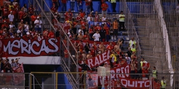 Desalojan a hinchas de América en Chile por desórdenes y desacato al aislamiento por la COVID-19