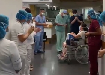 Entre aplausos despiden a una paciente en Cali que superó el coronavirus