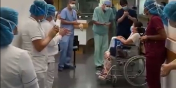 Entre aplausos despiden a una paciente en Cali que superó el coronavirus