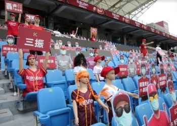 ¡Robots y maniquíes en lugar de hinchas!