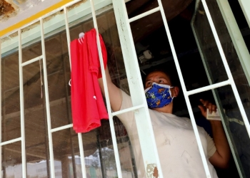 ¿Qué significan los trapos rojos en las casas durante la pandemia?