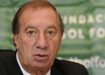 Su hermano aseguró que Carlos Bilardo no tiene COVID-19, ¡y luego borró el trino!