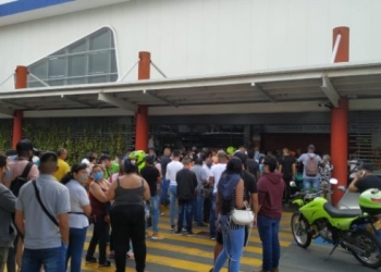 Cobraron por hacer fila en un Alkosto durante el Día sin IVA