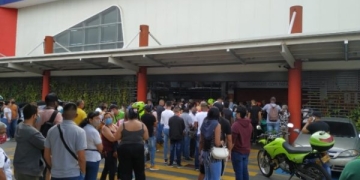Cobraron por hacer fila en un Alkosto durante el Día sin IVA