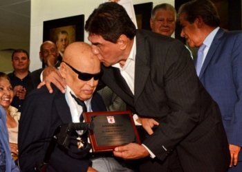 Hijo de Gabriel Ochoa Uribe lo confirma: «su salud evoluciona bien»