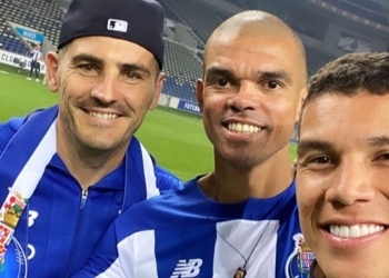 Íker Casillas junto a Matheus Uribe y Luis Díaz en el título del Porto