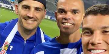 Íker Casillas junto a Matheus Uribe y Luis Díaz en el título del Porto