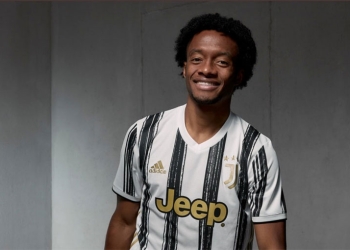 Juan Guillermo Cuadrado luce la nueva camiseta de Juventus