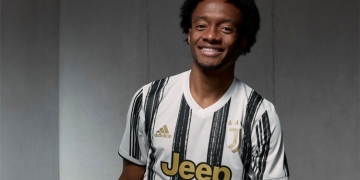 Juan Guillermo Cuadrado luce la nueva camiseta de Juventus