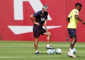 FC Barcelona despidió al director técnico Quique Setién