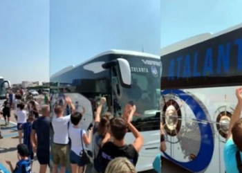 Atalanta recibe el reconocimiento de sus hinchas en el regreso a Italia