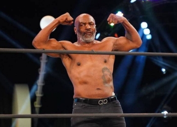 Mike Tyson hace temblar a Roy Jones Jr.