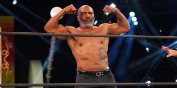 Mike Tyson hace temblar a Roy Jones Jr.