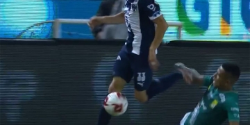 ¡Patadón de William Tesillo a Stefan Medina!