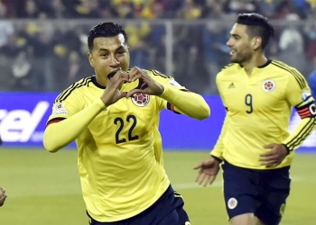En momento álgido para la zaga de Colombia, Jeison Murillo le hace señas a Reinaldo