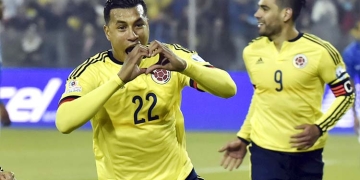 En momento álgido para la zaga de Colombia, Jeison Murillo le hace señas a Reinaldo