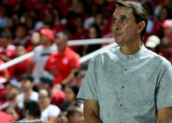 Alexandre Guimaraes al pendiente de la actualidad de Millonarios