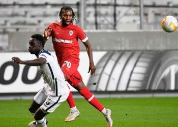 Con un terrible error defensivo, Tottenham perdió ante Antwerp
