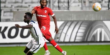 Con un terrible error defensivo, Tottenham perdió ante Antwerp