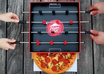 ¡Un futbolín integrado en una caja de pizza!