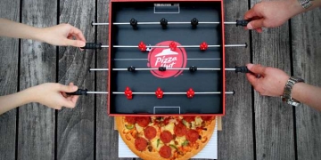 ¡Un futbolín integrado en una caja de pizza!