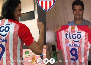 Cavani, Godín y Suárez posando con la camiseta del Junior
