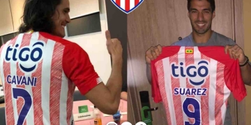 Cavani, Godín y Suárez posando con la camiseta del Junior