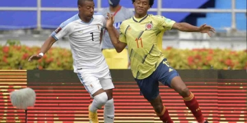 Con dos laterales naturales, ¿por qué Queiroz puso a Cuadrado de lateral