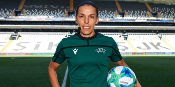 Frappart, la primer mujer que arbitrará un partido de Champions